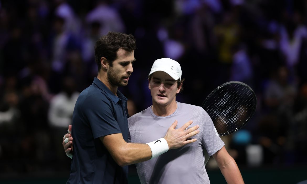 João Fonseca batalha em quadra, mas dá adeus ao Masters 1000 de Paris