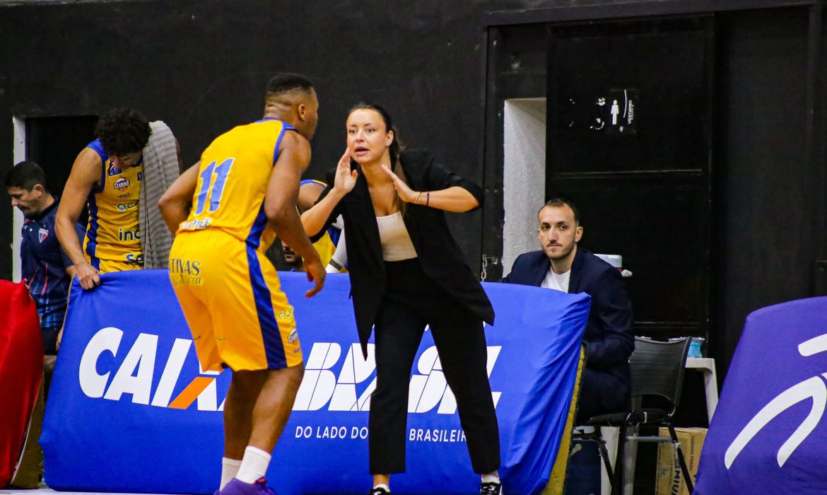 Primeira técnica mulher no NBB, Jelena Todorovic começa com pé direito