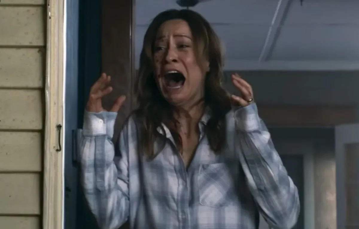 Em Terror em Shelby Oaks, Mia (Camille Sullivan) procura pela irmã desaparecida e acaba cercada por segredos e forças sombrias