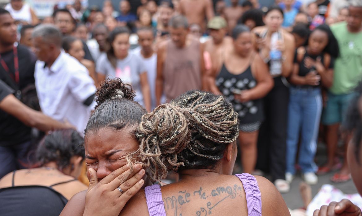 Mães de mortos questionam operação no Rio: Arrancaram o braço dele"