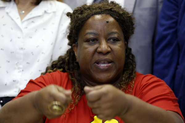 Ministra quer perícia independente após reunião com famílias no Rio