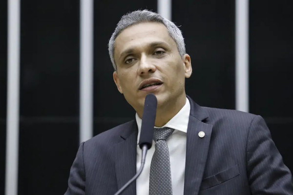 Moraes suspende ação penal contra deputado Gustavo Gayer