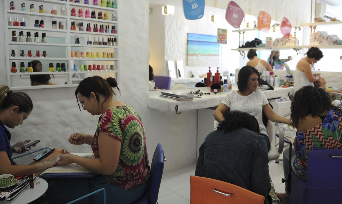 Anvisa proíbe duas substâncias utilizadas em unhas em gel