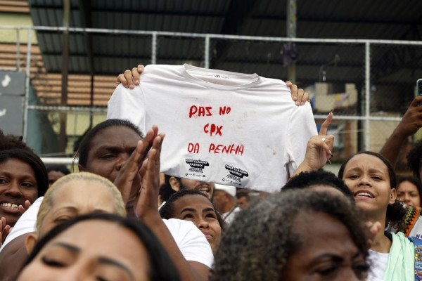 Moradores de favelas protestam no Rio após megaoperação com 121 mortos