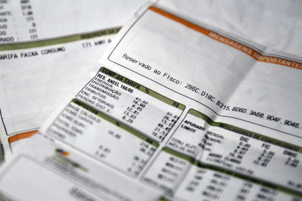 Aneel mantém bandeira para vermelha 1 na conta de luz em novembro