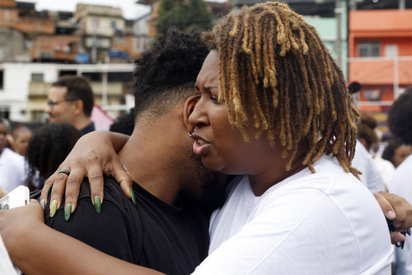 Sob facções e operações, população de favelas vive traumas e adoece