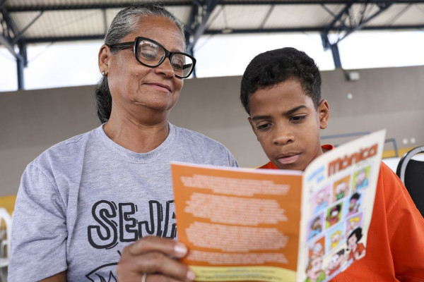 Convívio entre gerações é receita contra etarismo, aponta especialista