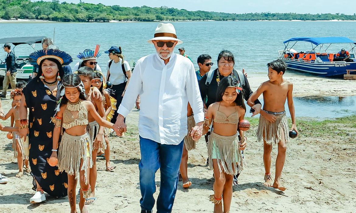Lula visita aldeia indígena e promete energia para 4,3 mil famílias