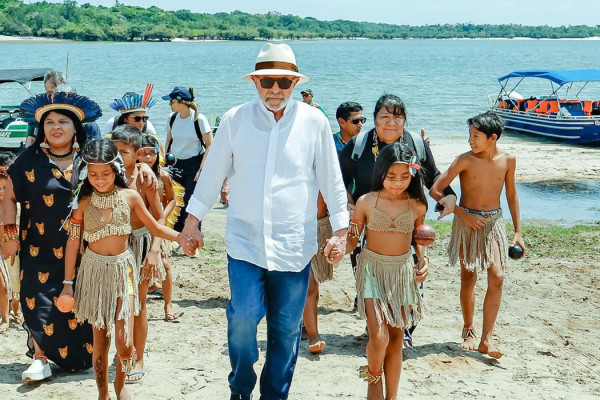 Lula visita aldeia indígena e promete energia para 4,3 mil famílias