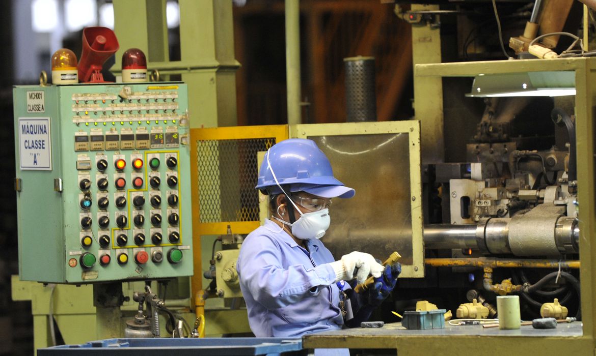 Produção industrial recua 0,4% em setembro, mostra IBGE