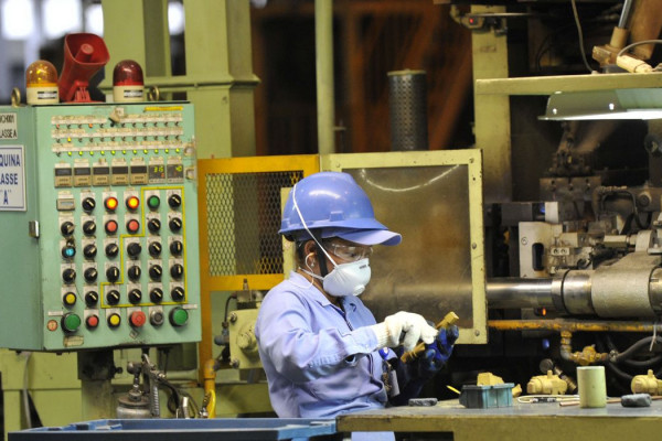 Produção industrial recua 0,4% em setembro, mostra IBGE