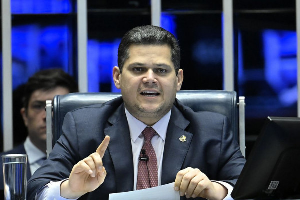 Alcolumbre e Moraes discutem como combater o crime organizado