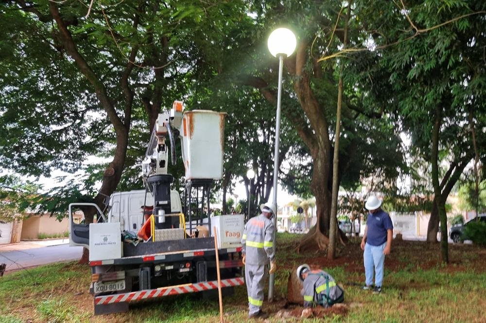 Equipe do Conecta durante reparo em ponto de iluminação: cobranças contra o consórcio se acumulam
