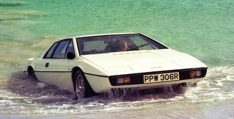 Design futurista e esportividade inglesa
