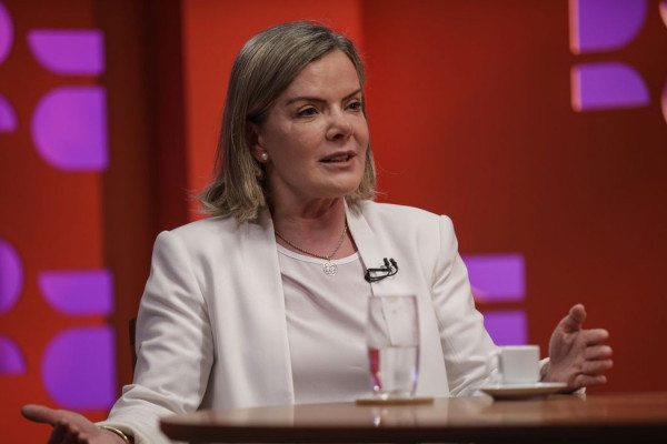 Governo é contra equiparar facções ao terrorismo, diz Gleisi Hoffmann 