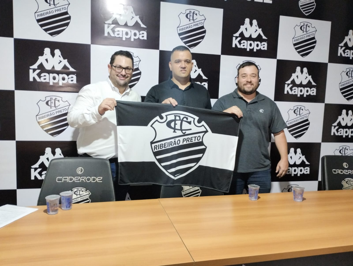 Dirigentes do Comercial, durante entrevista coletiva: clube caminha para virar S/A