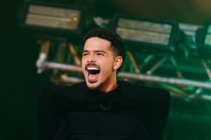 Pedro Sampaio mistura ritmos como pop, funk carioca e eletrônico em suas apresentações