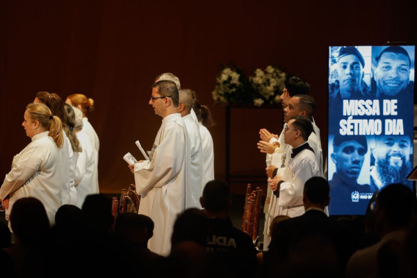 Missa de 7º dia homenageia policiais mortos em operação no Rio