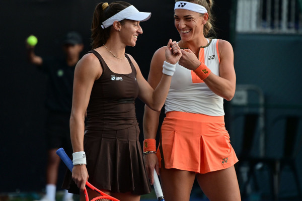 Dupla de Stefani vira sobre atual campeã e vai à semi do WTA Finals