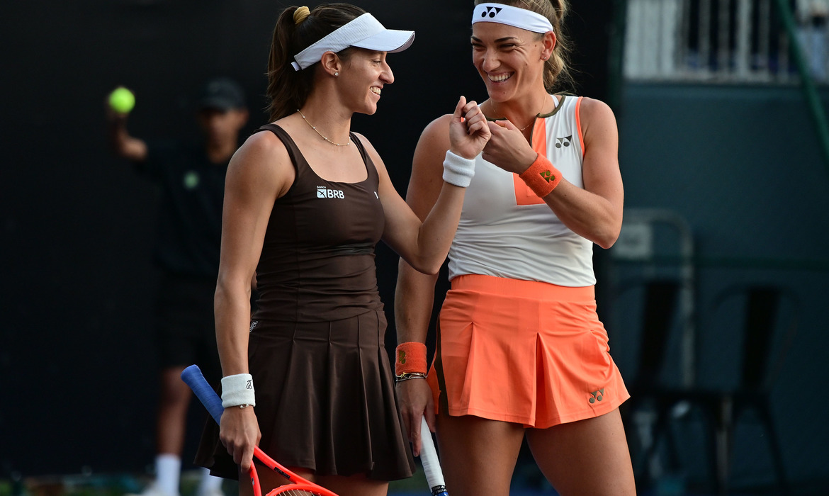 Dupla de Stefani vira sobre atual campeã e vai à semi do WTA Finals