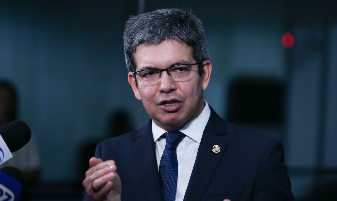 Rotular facções como terroristas não combate crime, diz Randolfe