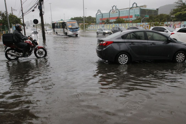 Frente fria derruba árvores e causa alagamentos no Rio de Janeiro