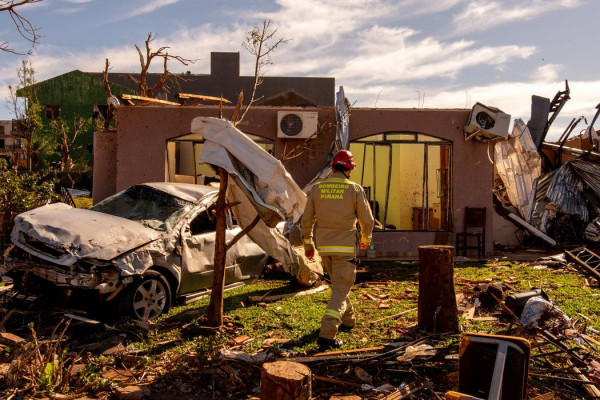 Cidade devastada por tornado tem 2 mil sem luz; 32 seguem internados