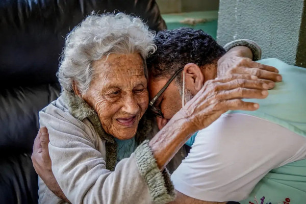 Redação do Enem 2025 aborda as perspectivas para o envelhecimento