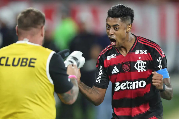 Fla vence, aproveita derrota do Palmeiras e volta a igualar rival