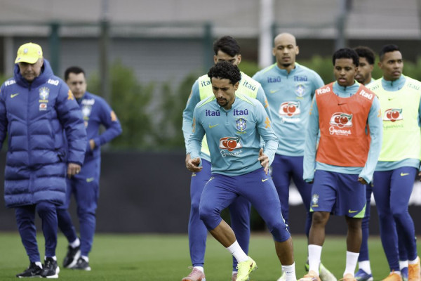 Com equipe completa, Ancelotti comanda atividade em Londres