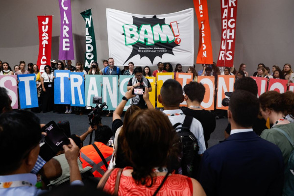 Ativistas protestam por transição justa e financiamento climático