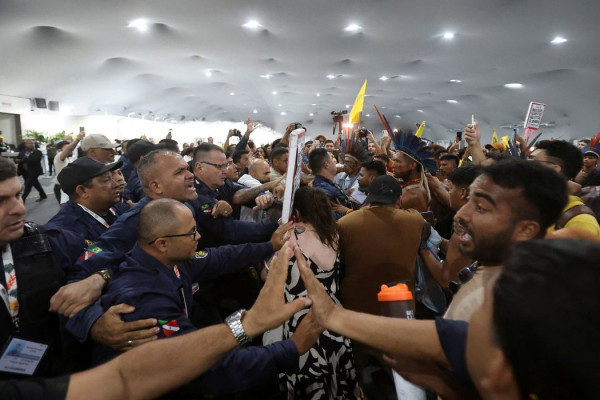 Manifestantes tentam entrar na COP30 e há confronto com segurança