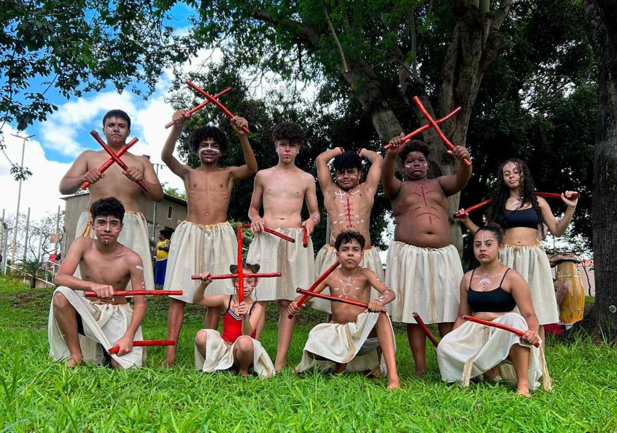 Jovens participam de oficina de ritmos afro-brasileiros com tambores