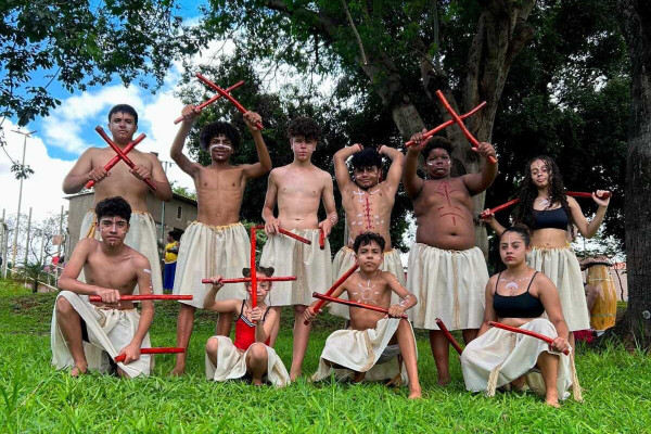 Jovens participam de oficina de ritmos afro-brasileiros com tambores