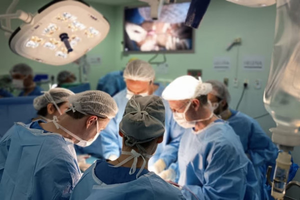 Equipe durante cirurgia de separação de siamesas no Hospital das Clínicas: Ribeirão é referência