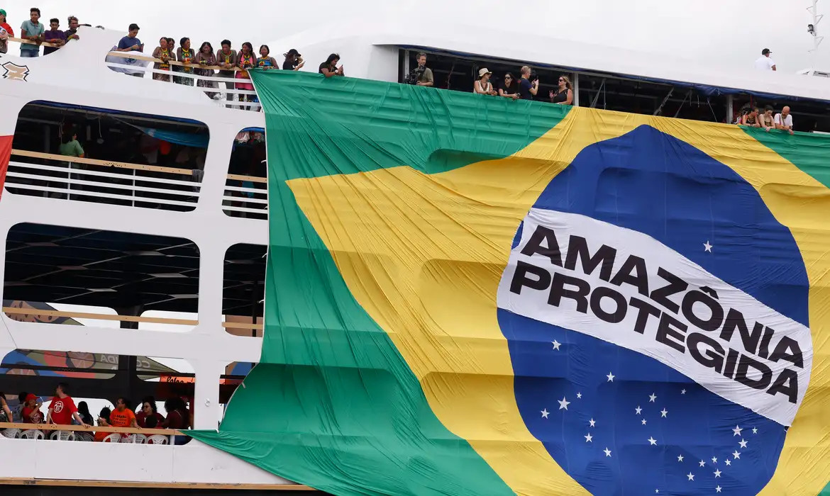 Por justiça climática e social, barqueata reúne movimentos em Belém