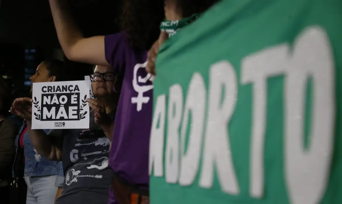 Sociedade pediátrica é contra projeto que dificulta aborto legal 