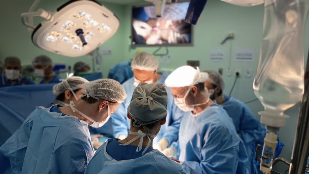 Equipe durante cirurgia de separação de siamesas no Hospital das Clínicas: Ribeirão é referência