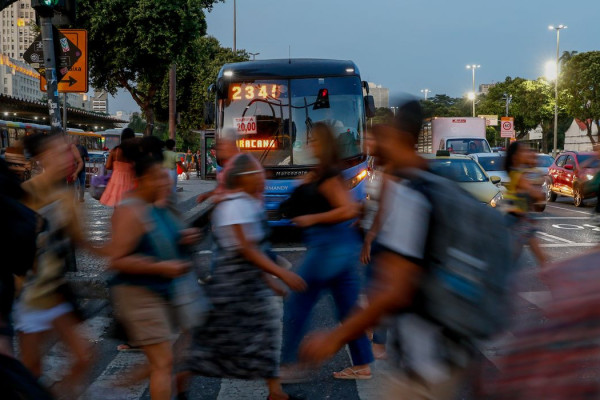 Empresas pagavam, em média, 15,8% mais a homens que a mulheres em 2023
