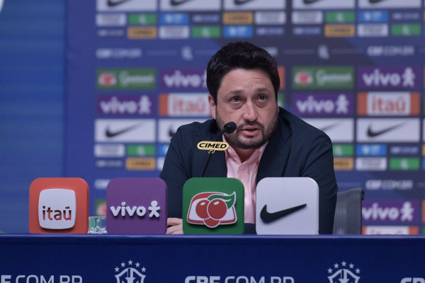 Arthur Elias convoca seleção para últimos amistosos do ano na Europa