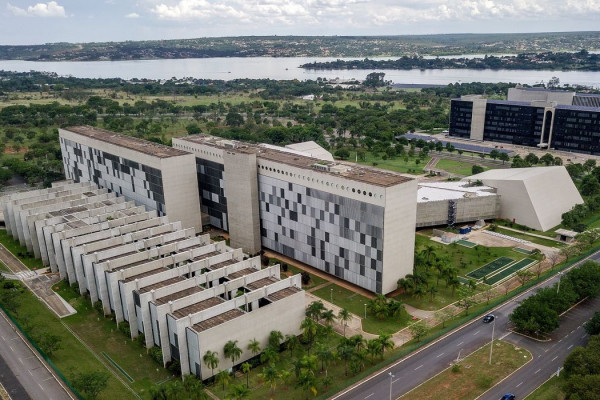 STJ proíbe Forças Armadas de afastar militares por transição de gênero