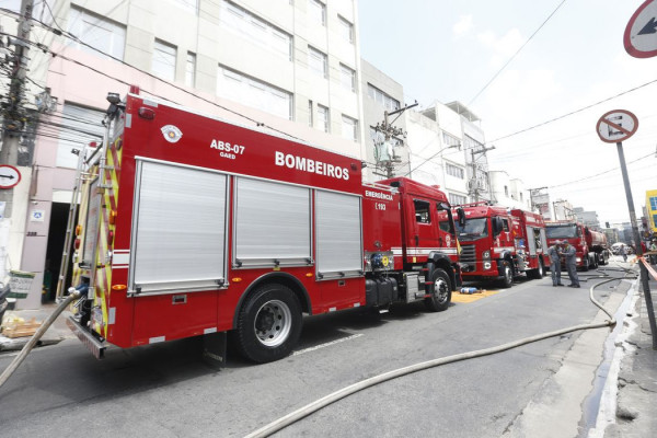 Explosão de galpão com fogos de artifício mata uma pessoa em São Paulo