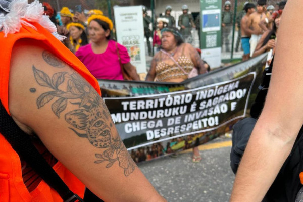 Em protesto pacífico, indígenas munduruku cobram participação na COP30