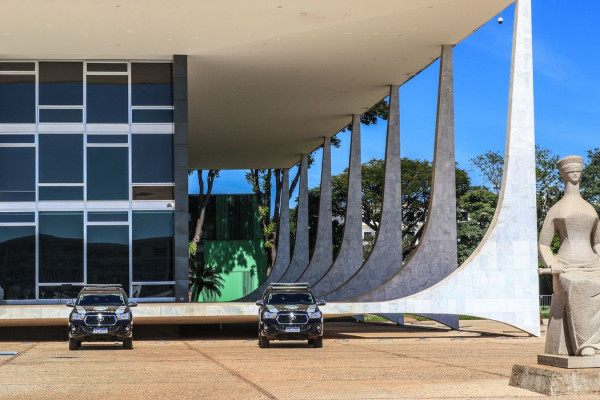 Moraes vota para tornar Eduardo Bolsonaro réu por tentar coagir STF