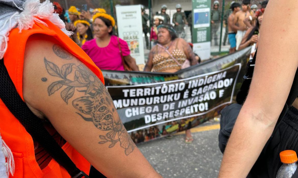 Em protesto pacífico, indígenas munduruku cobram participação na COP30