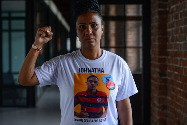 Prêmio internacional reconhece mãe de jovem morto pela polícia do Rio 