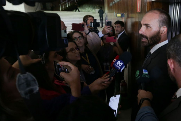 Por unanimidade, STF torna Eduardo Bolsonaro réu por atuação nos EUA