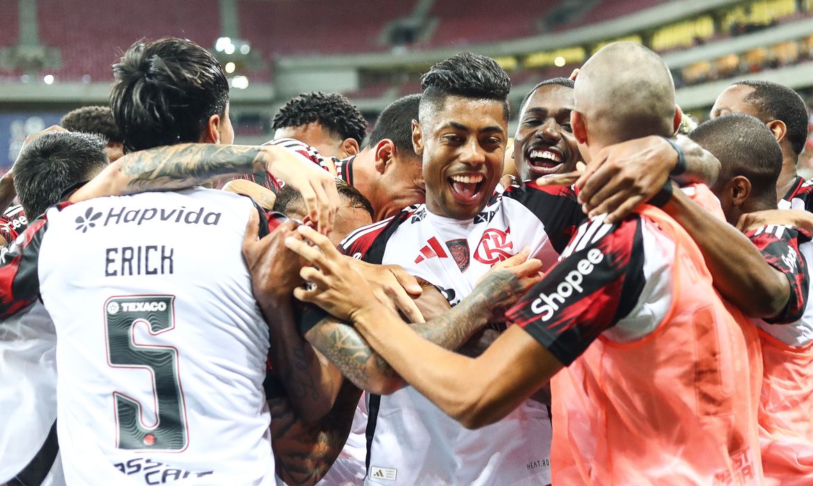 Flamengo goleia Sport e assume liderança do Campeonato Brasileiro