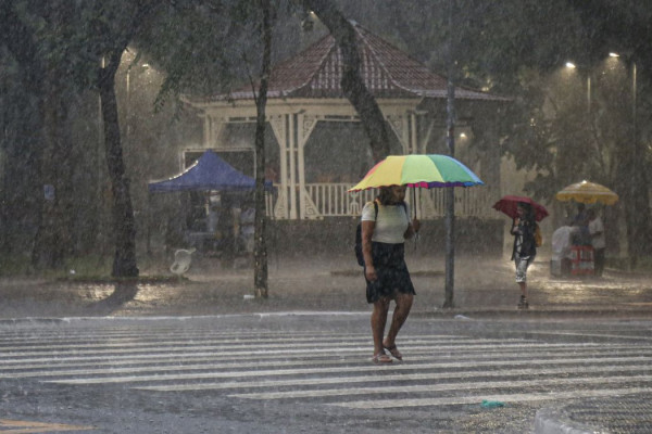 Inmet alerta para tempestades em três estados até amanhã; veja onde
