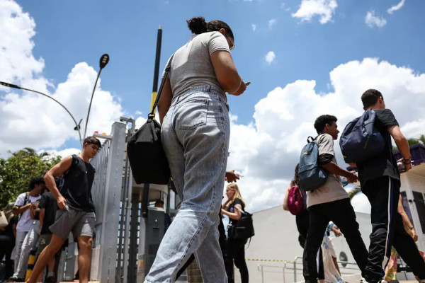 No DF, candidatos do Enem chegam cedo sob sol forte e ansiedade